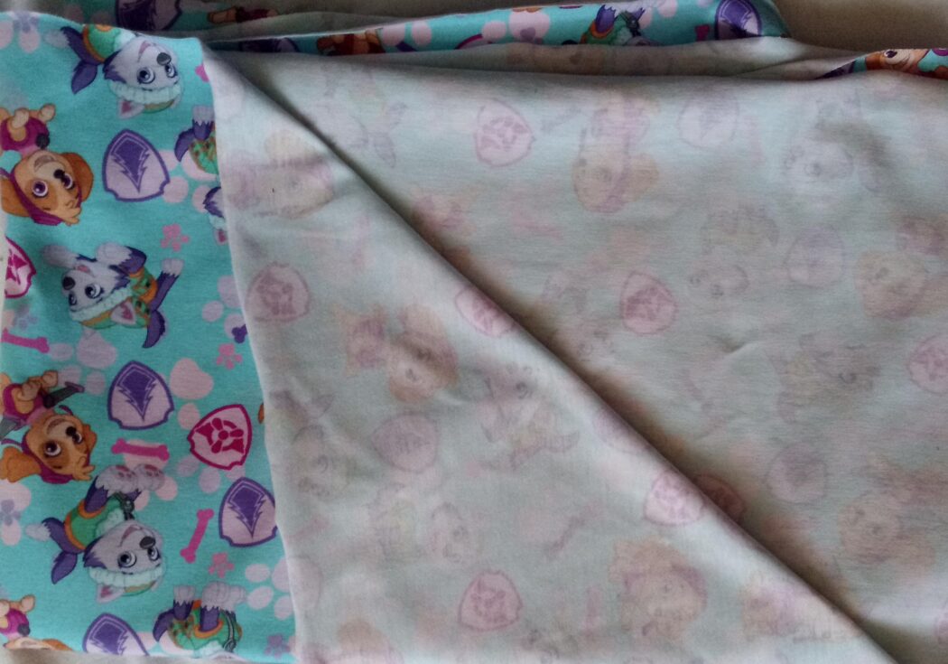 1m x 1,55m Paw Patrol Baumwolljersey Skye und Everest, Pfoten Türkis, 95% Baumwolle 5% Elasthan, 200g/m˛ – Bild 3